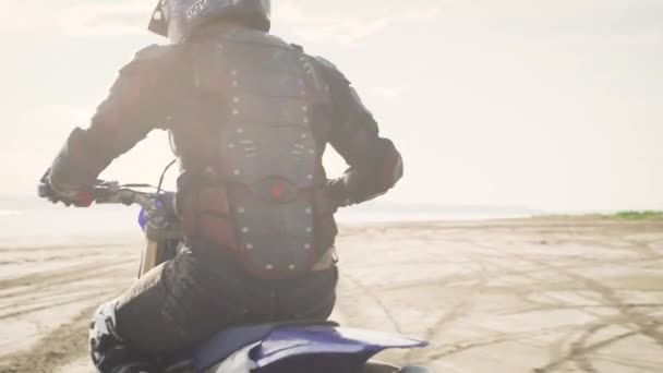 Ποδηλάτης Στολή Ιππασίας Μοτοσικλέτας Σπορ Στην Αμμώδη Παραλία — Αρχείο Βίντεο