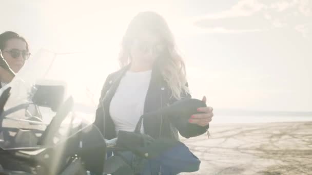 해변에서 오토바이를 아름다운 여성들 — 비디오