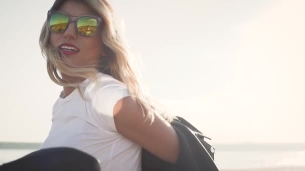 Блондинка Красивая Спортивная Женщина Солнечных Очках Белой Футболке Позирует Мотоцикле — стоковое видео