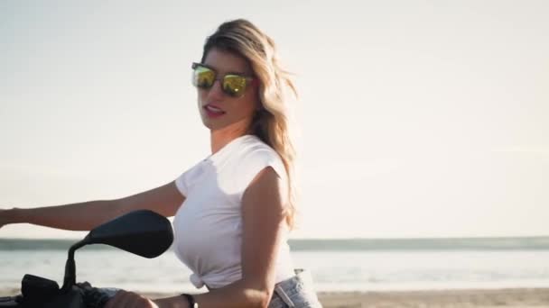 Блондинка Красивая Спортивная Женщина Солнечных Очках Белой Футболке Позирует Мотоцикле — стоковое видео