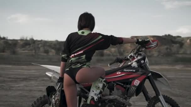 Mooie Sexy Vrouw Sportkleding Poseren Buurt Van Motorfiets Zomerstrand Zonnige — Stockvideo