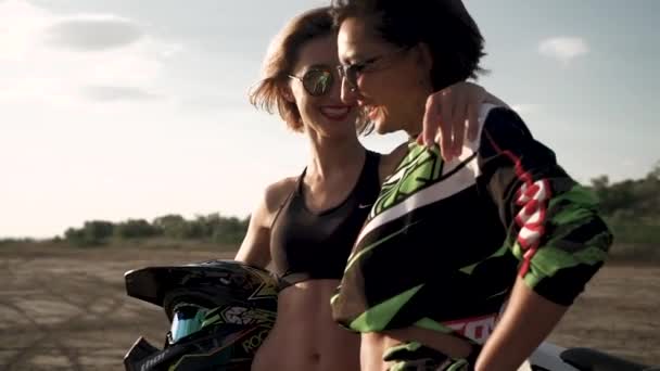 夏のビーチで楽しさと休息を持つオートバイの服の美しいセクシーな女性 — ストック動画