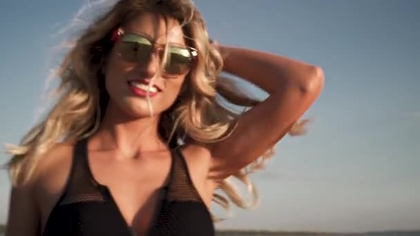 Blonde Schöne Sportliche Frau Sonnenbrille Und Durchsichtigem Body Die Strand — Stockvideo