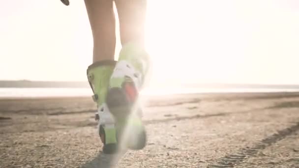 Vacker Sexig Kvinna Sportkläder Promenader Sommaren Stranden Solig Dag — Stockvideo