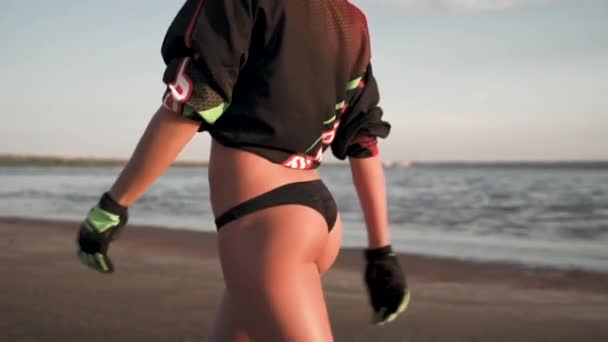 Όμορφη Σέξι Γυναίκα Στα Αθλητικά Ξεκουράζεται Στην Καλοκαιρινή Παραλία Την — Αρχείο Βίντεο