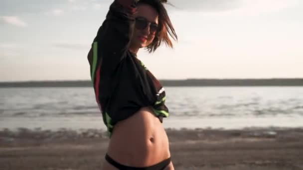 Hermosa Mujer Sexy Ropa Deportiva Descansando Playa Verano Día Soleado — Vídeo de stock