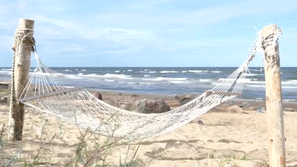 Lege swingende hangmat in een zandstrand — Stockvideo