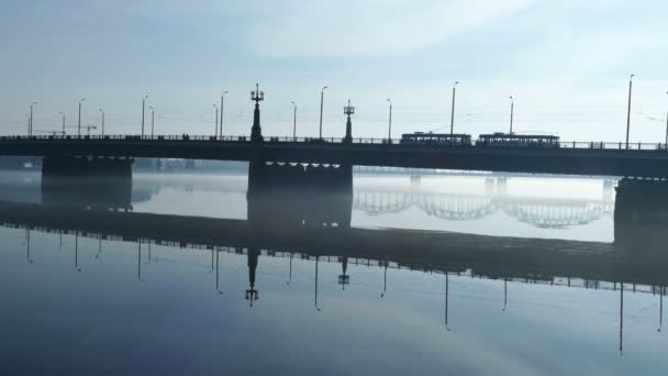 Trafic op stenen brug in de buurt van Riga Old Town — Stockvideo