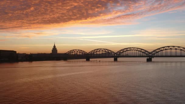 Riga železo železniční most přes řeku Daugava při východu slunce — Stock video