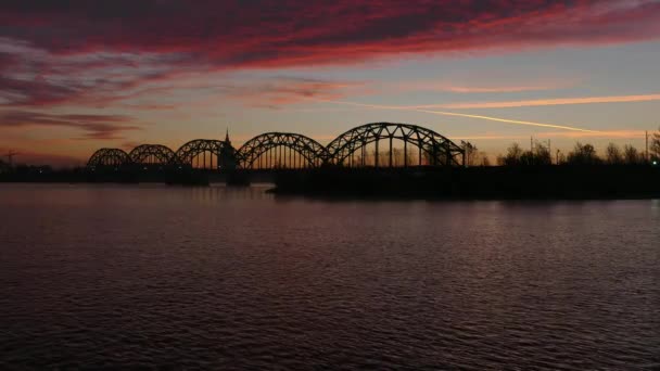 Riga železo železniční most přes řeku Daugava při východu slunce — Stock video