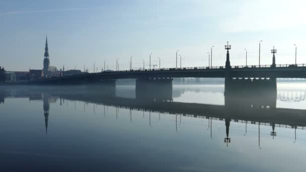 Trafic en el Puente de Piedra cerca del casco antiguo de Riga — Vídeo de stock