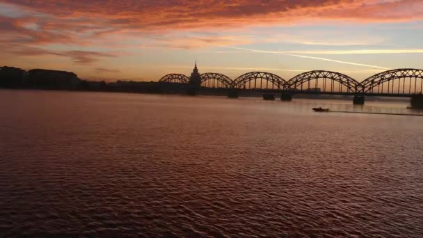 Riga eiserne Eisenbahnbrücke über den Fluss Daugava bei Sonnenaufgang — Stockvideo