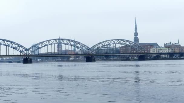 Nehir Daugava Riga Demiryolu Köprüsü — Stok video