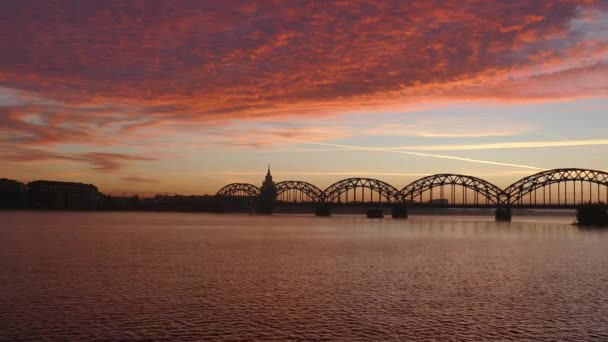 Riga IJzeren Spoorweg-brug over rivier Daugava bij zonsopgang — Stockvideo