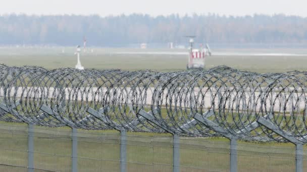Pista dell'aeroporto dietro la recinzione di sicurezza — Video Stock