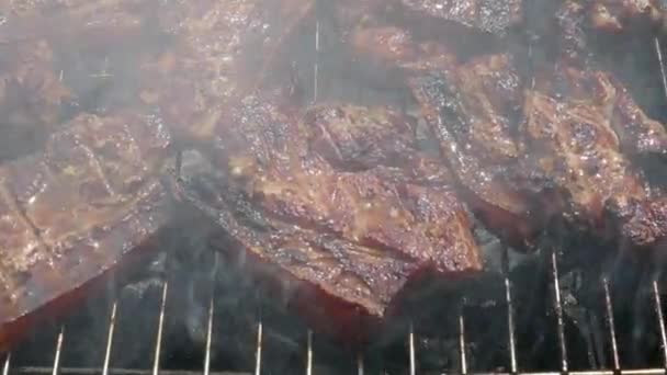 バーベキュー グリルのポーク肉ステーキのクローズ アップ — ストック動画