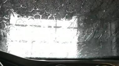 Otomatik oto yıkama bir araç içinde görüldü