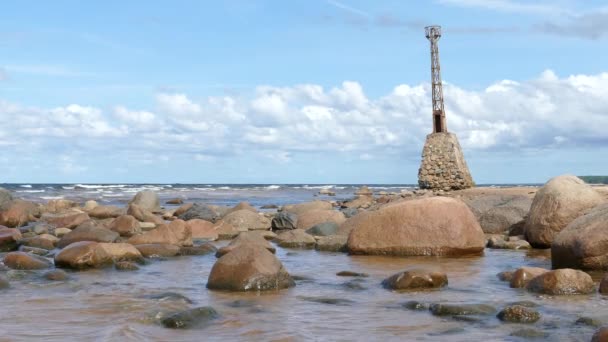 Ruinas del abandonado y barrido por el mar Kurmrags Lighthouse — Vídeo de stock