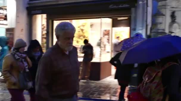 Yleisö turisteja sateenvarjot Famous Manneken Pis veistos, Bryssel — kuvapankkivideo