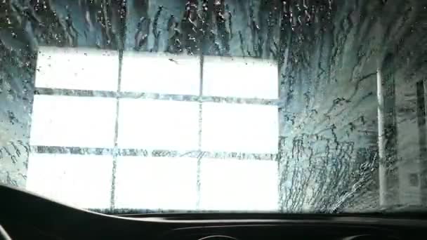 Lavage automatique de voiture vu de l'intérieur d'un véhicule — Video