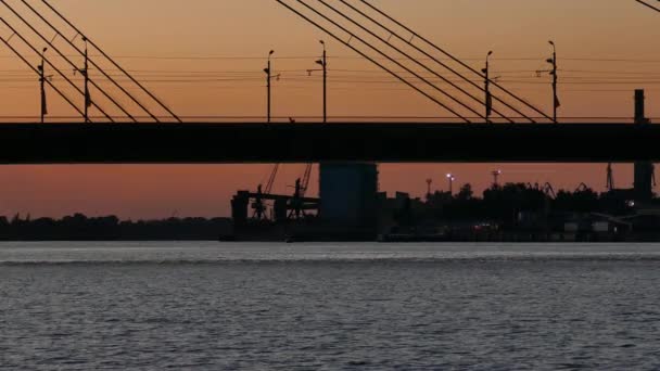 Silhouet van Riga tuibrug — Stockvideo