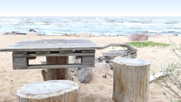Імпровізовані дерев'яні пікніку таблиці на піщаний пляж — стокове відео