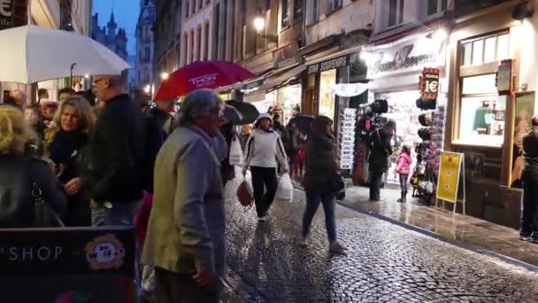 Crowd of tourists with umbrellas at Famous Manneken Pis sculpture, Brussels — Stock Video