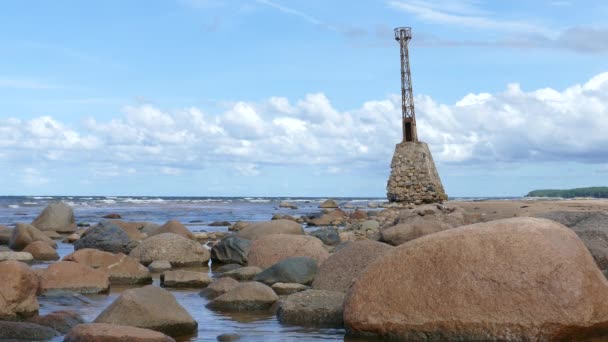 Mar Rochoso Com Ruínas Farol Kurmrags Abandonado Varrido Pelo Mar — Vídeo de Stock