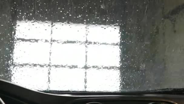 Automatische Autowassen gezien vanaf de binnenkant van een voertuig — Stockvideo