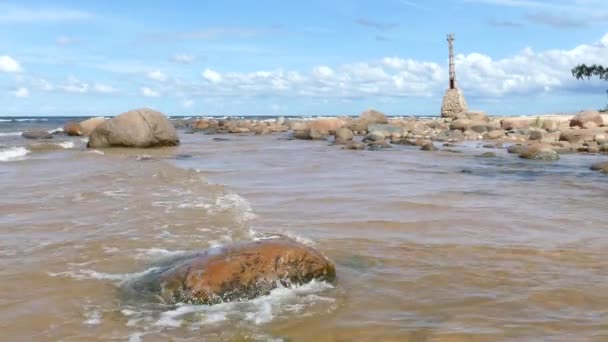 Orilla Rocosa Con Ruinas Del Faro Kurmrags Abandonado Barrido Por — Vídeo de stock