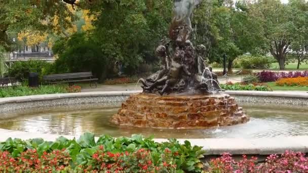 La fuente Ninfa frente a la Ópera Nacional de Letonia — Vídeos de Stock