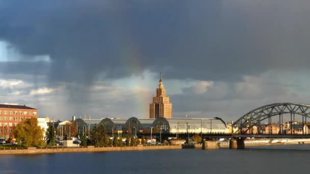 Rainbow over oude stad van Riga — Stockvideo