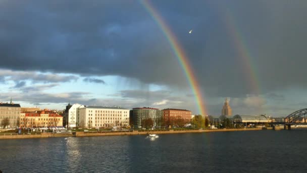 Rainbow over oude stad van Riga — Stockvideo