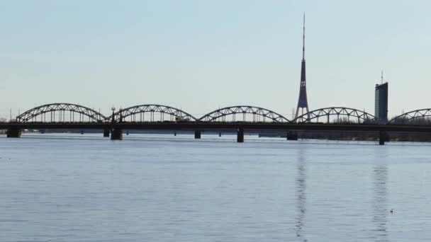 Riga spoorbrug over de rivier Daugava — Stockvideo