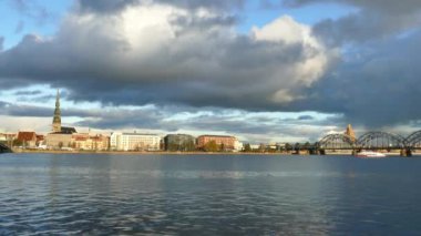 Riga Daugava Nehri üzerinde görüldüğü gibi manzarası