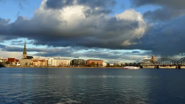 De skyline van de binnenstad van Riga — Stockvideo