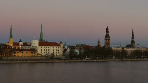 Riga Gamla Stan Skyline Sett Över Floden Daugava Efter Solnedgång — Stockvideo