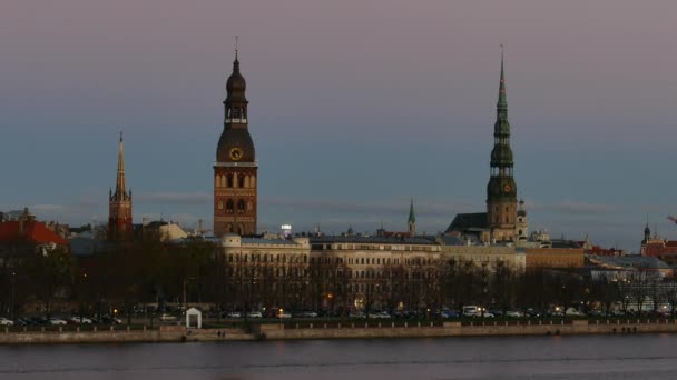 De skyline van de binnenstad van Riga — Stockvideo