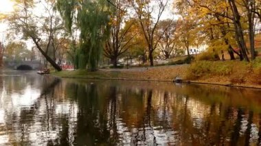 Sonbahar zaman kanalda Riga