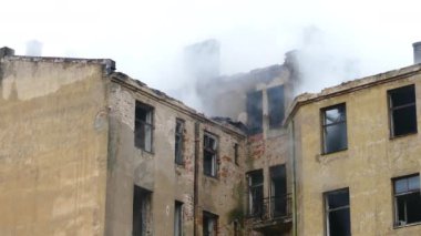 Terk edilmiş binasında yapısal yangın yanarken