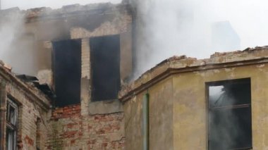 Terk edilmiş binasında yapısal yangın yanarken
