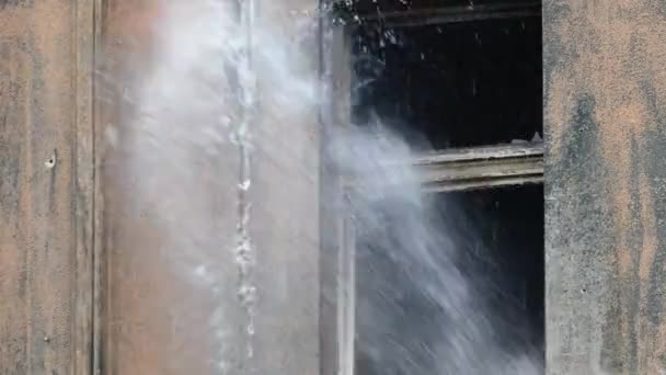 Corriente de agua de una manguera de bomberos — Vídeo de stock