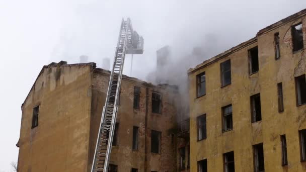 Feuerwehrmann auf Drehleiter bekämpft Brand — Stockvideo