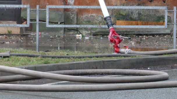 Close-up van firehose en waterkanonnen op straat — Stockvideo