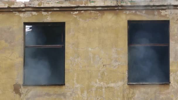 Incendio estructural en el edificio abandonado — Vídeo de stock