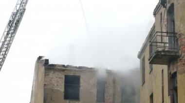 Terk edilmiş binasında yapısal yangın yanarken