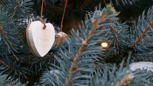 Kézzel készített fa karácsonyi dekoráció — Stock videók