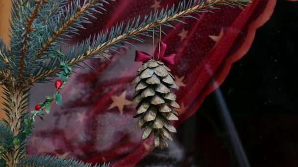 Επιχρυσωμένο κουκουνάρι στο χριστουγεννιάτικο δέντρο — Αρχείο Βίντεο