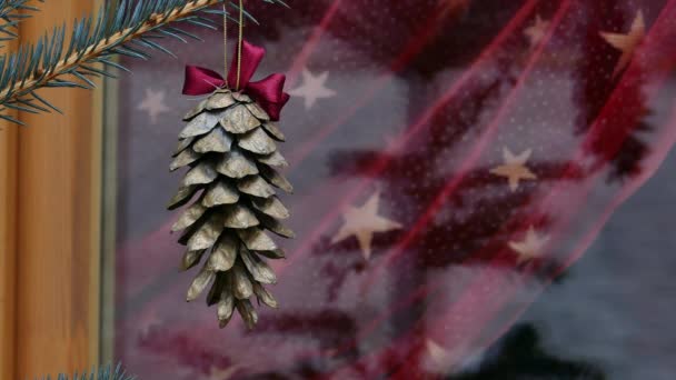 Cono de pino dorado en árbol de Navidad — Vídeos de Stock
