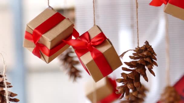 Geschenke und Tannenzapfen aufhängen — Stockvideo
